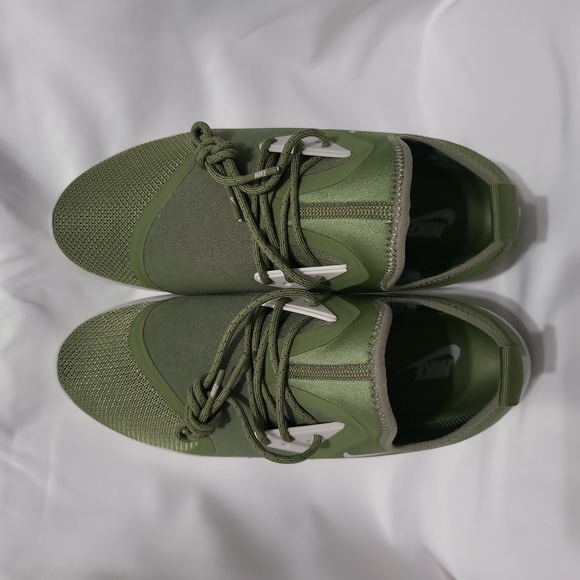 Nike Lunarcharge Essential athletic shoes New - Picture 7 of 9